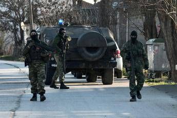 Grecia, guardie a confine turco lanciano lacrimogeni contro migranti Grecia, guardie a confine turco lanciano lacrimogeni contro migranti