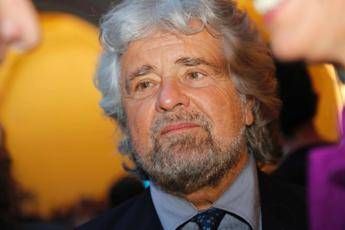 Grillo a Palermo per 'Italia 5 Stelle', la battuta ai cronisti: Siete dei feticisti Grillo a Palermo per 'Italia 5 Stelle', la battuta ai cronisti: Siete dei feticisti