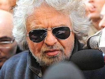 Grillo contro Renzi: ''Venditore di pentole, 80 euro in cambio del voto alle Europee'' Grillo contro Renzi: ''Venditore di pentole, 80 euro in cambio del voto alle Europee''