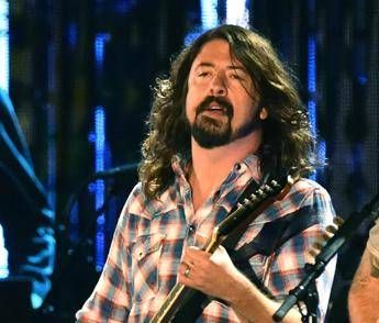 Dave Grohl cade e si rompe una gamba, il concerto dei Foo Fighters continua /Video Dave Grohl cade e si rompe una gamba, il concerto dei Foo Fighters continua /Video