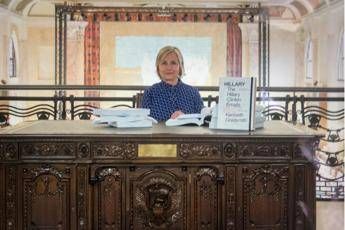 Hillary Clinton a Venezia visita mostra dedicata a sue mail Hillary Clinton a Venezia visita mostra dedicata a sue mail