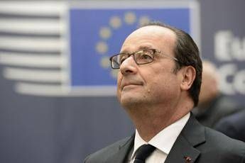 Francia, Hollande chiama Macron per congratularsi Francia, Hollande chiama Macron per congratularsi