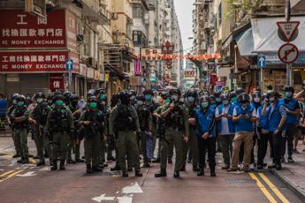 Hong Kong, 12enne fermata e buttata a terra: polizia nella bufera