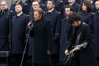Parigi commemora le vittime degli attentati, canta Hallyday e Hollande scopre lapide Parigi commemora le vittime degli attentati, canta Hallyday e Hollande scopre lapide