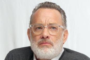 Tom Hanks: Chi non indossa la mascherina si deve vergognare Tom Hanks: Chi non indossa la mascherina si deve vergognare