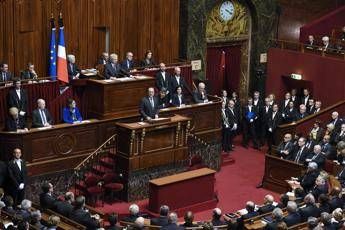 Hollande: Francia in guerra, distruggeremo terrorismo Hollande: Francia in guerra, distruggeremo terrorismo