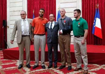 Legion d'onore agli 'eroi del treno'. Hollande: Avete evitato una strage Legion d'onore agli 'eroi del treno'. Hollande: Avete evitato una strage
