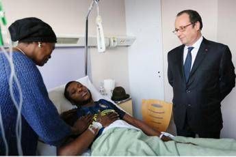 Giovane pestato dalla polizia a Parigi, Hollande: Giustizia andrà fino in fondo Giovane pestato dalla polizia a Parigi, Hollande: Giustizia andrà fino in fondo