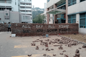 Hong Kong, studente italiano fuggito da campus: Scenario di guerra