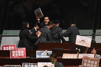 Hong Kong, ancora proteste e disordini in Parlamento Hong Kong, ancora proteste e disordini in Parlamento