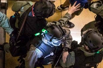 Hong Kong, muore studente ferito negli scontri Hong Kong, muore studente ferito negli scontri