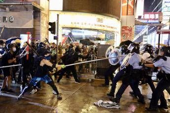 65 arresti a Hong Kong, tra loro anche un 12enne 65 arresti a Hong Kong, tra loro anche un 12enne