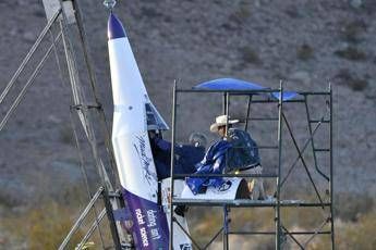 Voleva provare che la Terra è piatta, si schianta col suo missile Voleva provare che la Terra è piatta, si schianta col suo missile