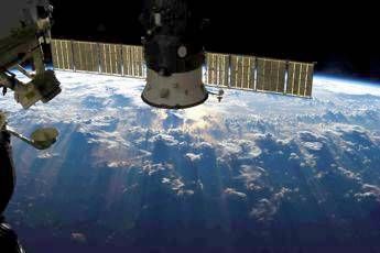 Allarme su stazione spaziale, Cristoforetti twitta: Stiamo tutti bene Allarme su stazione spaziale, Cristoforetti twitta: Stiamo tutti bene