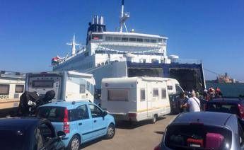 Guasto al portellone, passeggeri bloccati nel traghetto