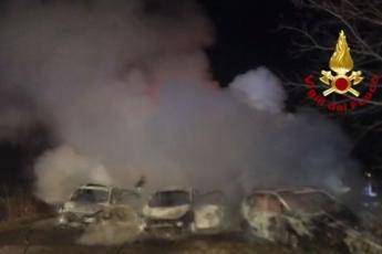 Tentato assalto a portavalori, auto e tir in fiamme su A1/Guarda Tentato assalto a portavalori, auto e tir in fiamme su A1/Guarda