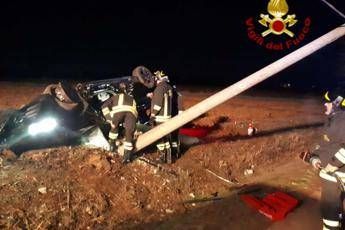 Auto fuori strada, muore 19enne Auto fuori strada, muore 19enne