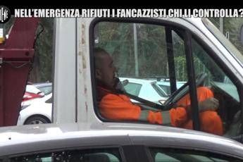 Rifiuti, pizza e ferramenta in orario di lavoro: dipendenti Ama incastrati da Iene Rifiuti, pizza e ferramenta in orario di lavoro: dipendenti Ama incastrati da Iene