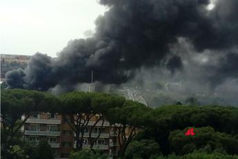 Roma, grosso incendio alla Magliana
