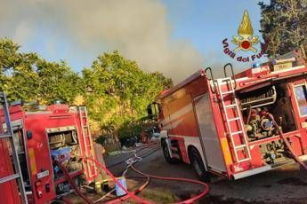 Roma, vasto incendio di sterpaglie a via del Pescaccio