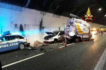 Tir contro auto polizia e furgone, 3 feriti Tir contro auto polizia e furgone, 3 feriti