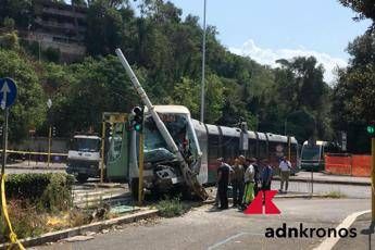 Scontro con Bmw, tram si schianta contro palo: 3 feriti