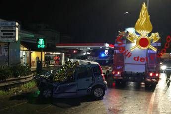 Scontro tra bus e auto, morti due ventenni Scontro tra bus e auto, morti due ventenni