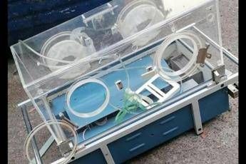 Roma invasa dai rifiuti, rimossa anche un'incubatrice Roma invasa dai rifiuti, rimossa anche un'incubatrice