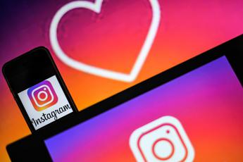 Instagram rimuove filtri 'effetto chirurgia plastica'