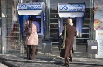 Svolta in Iran, Banca centrale introdurrà le carte di credito Svolta in Iran, Banca centrale introdurrà le carte di credito