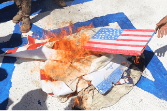 Bandiere Usa e Israele da incendiare, il business della fabbrica in Iran Bandiere Usa e Israele da incendiare, il business della fabbrica in Iran