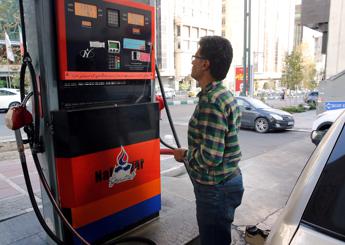 Sanzioni mordono, Iran aumenta il prezzo della benzina