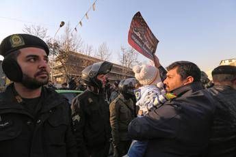 Scontri a Teheran, capo polizia nega spari sui manifestanti Scontri a Teheran, capo polizia nega spari sui manifestanti