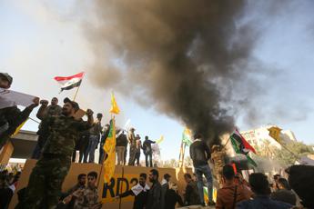 Iraq, manifestanti assaltano ambasciata Usa a Baghdad