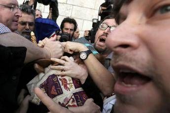 Israele, scontri al Muro del pianto: botte e spintoni fra ebrei ultraortodossi e riformisti Israele, scontri al Muro del pianto: botte e spintoni fra ebrei ultraortodossi e riformisti