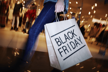 Informatica, vestiti e profumi: il Black Friday nelle ricerche degli italiani. Il 25 novembre è caccia allo sconto Informatica, vestiti e profumi: il Black Friday nelle ricerche degli italiani. Il 25 novembre è caccia allo sconto
