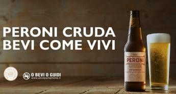 Peroni Cruda celebra la vita vera e autentica con il nuovo spot “Bevi come Vivi” Peroni Cruda celebra la vita vera e autentica con il nuovo spot “Bevi come Vivi”