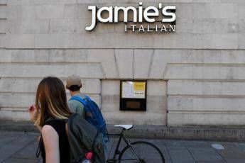 Al collasso l'impero dello chef Jamie Oliver Al collasso l'impero dello chef Jamie Oliver