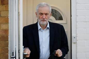 Corbyn colpito da un uovo Corbyn colpito da un uovo