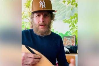 Coronavirus, l'appello di Jovanotti: Stiamo a casa Coronavirus, l'appello di Jovanotti: Stiamo a casa
