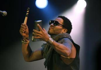 Sotto i pantaloni niente... Lenny Kravitz, il #penisgate e lo sfottò di Steven Tyler/Guarda Sotto i pantaloni niente... Lenny Kravitz, il #penisgate e lo sfottò di Steven Tyler/Guarda
