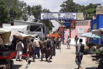 Attacco contro ospedale a Kabul, strage di bimbi e donne