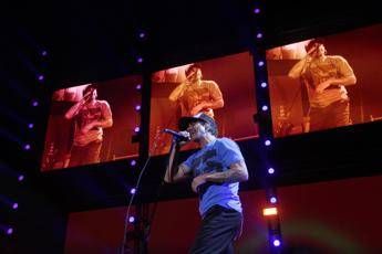Malore per il cantante dei Red Hot Chili Peppers: concerto annullato Malore per il cantante dei Red Hot Chili Peppers: concerto annullato