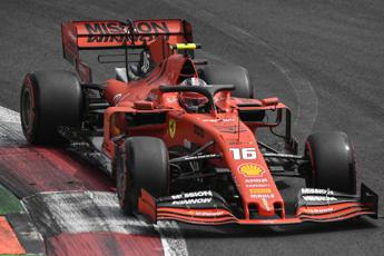 Verstappen penalizzato parte quarto, Leclerc in pole