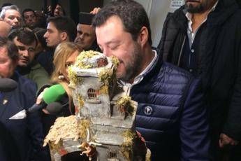 Lega, Salvini al congresso con presepe in mano Lega, Salvini al congresso con presepe in mano