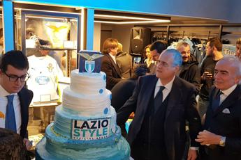 Lotito e giocatori inaugurano nuovo 'Lazio Style 1900' a Roma