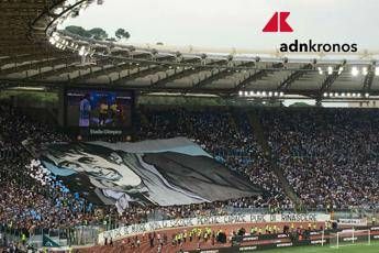 Derby, l'omaggio a Diabolik tra cori e saluti romani Derby, l'omaggio a Diabolik tra cori e saluti romani