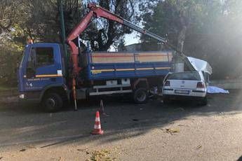 Sorpasso mortale, si schianta contro camion e uccide 3 operai Sorpasso mortale, si schianta contro camion e uccide 3 operai