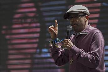 Floyd, Spike Lee: America costruita sui corpi dei neri uccisi Floyd, Spike Lee: America costruita sui corpi dei neri uccisi