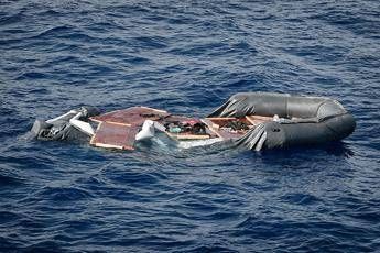 Naufragio al largo della Libia, 12 morti Naufragio al largo della Libia, 12 morti